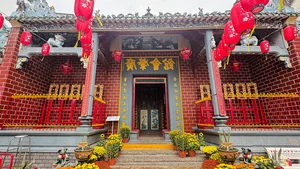 Exploring the 130-Year-Old Chùa Ông: A Cultural Gem in Can Tho, Vietnam with Mesmerizing Eternal Incense Coils-10