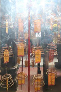 Exploring the 130-Year-Old Chùa Ông: A Cultural Gem in Can Tho, Vietnam with Mesmerizing Eternal Incense Coils-0