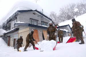 Record-Breaking 1.7 Meters of Snow Buries Streets in Aomori, Northern Japan, Prompting Military Emergency Response-4