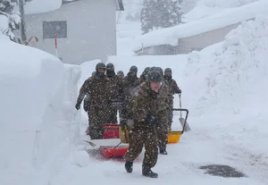 Record-Breaking 1.7 Meters of Snow Buries Streets in Aomori, Northern Japan, Prompting Military Emergency Response-5
