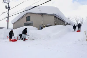 Record-Breaking 1.7 Meters of Snow Buries Streets in Aomori, Northern Japan, Prompting Military Emergency Response-3
