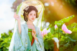 Xiao Du Tong Xue: Elegant Sunset Creek Portrait Series from YiTuYu Art Language Vol.9376 - Aesthetic Outdoor Lifestyle Photography-5