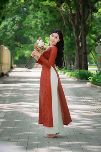 VGU No.109: Admire the Graceful Vietnamese Ao Dai Amidst a Sea of Vibrant Flowers-5