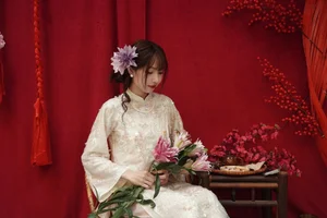 Elegant Vietnamese Woman in Traditional White Ao Dai - Timeless Cultural Fashion and Portrait Photography Inspiration-5