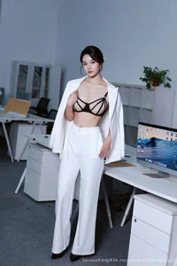 Elegant Portrait Photography Featuring Nan Qiao in XiuRen No.10908 – Stylish Fashion and Aesthetic Studio Shoot-9