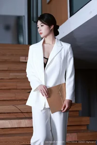 Elegant Portrait Photography Featuring Nan Qiao in XiuRen No.10908 – Stylish Fashion and Aesthetic Studio Shoot-5