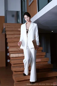 Elegant Portrait Photography Featuring Nan Qiao in XiuRen No.10908 – Stylish Fashion and Aesthetic Studio Shoot-11