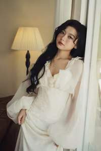 VGU No.26: Discover the Gentle and Elegant Beauty of a Vietnamese Girl-1