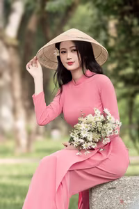 VGU No.62: Discover the graceful traditional beauty of Vietnam with Ao Dai and conical hat-11