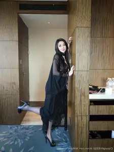Su Yi Nuo's Alluring Black Nightgown Look - Captivating Beauty from XiuRen No.10490-25