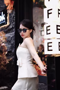 VGU No.1: Stylish Girl Flaunts Alluring Beauty at Autumn Cafe 1000020794-0