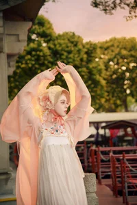 East Meets West: Russian Beauty Zhu Li Ya’s Ethereal Debut in Traditional Hanfu Elegance-14