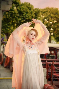 East Meets West: Russian Beauty Zhu Li Ya’s Ethereal Debut in Traditional Hanfu Elegance-8