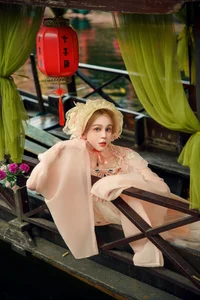 East Meets West: Russian Beauty Zhu Li Ya’s Ethereal Debut in Traditional Hanfu Elegance-0