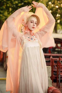 East Meets West: Russian Beauty Zhu Li Ya’s Ethereal Debut in Traditional Hanfu Elegance-6