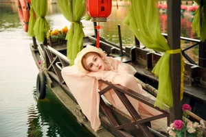 East Meets West: Russian Beauty Zhu Li Ya’s Ethereal Debut in Traditional Hanfu Elegance-10