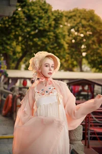 East Meets West: Russian Beauty Zhu Li Ya’s Ethereal Debut in Traditional Hanfu Elegance-3