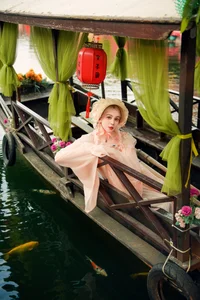 East Meets West: Russian Beauty Zhu Li Ya’s Ethereal Debut in Traditional Hanfu Elegance-5