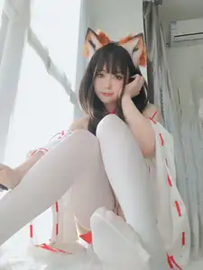 Coser Baiyin transforms into an enchanting Shrine Fox, showcasing captivating beauty in unique Kitsune cosplay-1