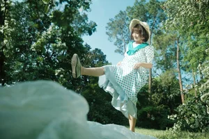 Elegant Spring Portrait Photography: Yang Zi in Art Language Vol.9105 – A Floral Aesthetic Journey of Light and Nature-5