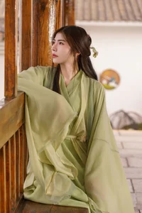 Ethereal Emerald Dreams: Exploring the Fluid Artistry of Ao Xiang Jo Shi’s Latest Portrait Series-2