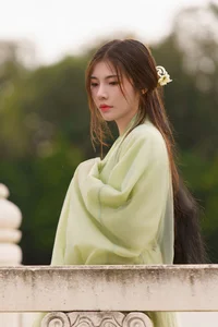 Ethereal Emerald Dreams: Exploring the Fluid Artistry of Ao Xiang Jo Shi’s Latest Portrait Series-3