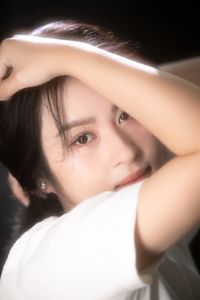 Artistic Portrait: Serene Beauty of a Woman 1000019799-2