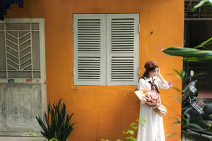 VGU No.56: The nostalgic beauty of a Vietnamese girl with gentle flowers, a dreamy and emotional gaze-5