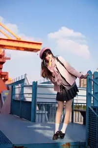 Explore Tun Shu Mei Vol.8548: The girl with a pink beret and enchanting fashion style on railway tracks-31