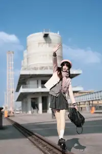 Explore Tun Shu Mei Vol.8548: The girl with a pink beret and enchanting fashion style on railway tracks-30