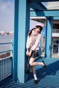 Explore Tun Shu Mei Vol.8548: The girl with a pink beret and enchanting fashion style on railway tracks-16