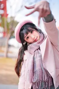 Explore Tun Shu Mei Vol.8548: The girl with a pink beret and enchanting fashion style on railway tracks-37