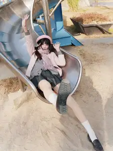 Explore Tun Shu Mei Vol.8548: The girl with a pink beret and enchanting fashion style on railway tracks-18