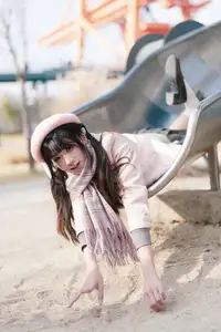 Explore Tun Shu Mei Vol.8548: The girl with a pink beret and enchanting fashion style on railway tracks-0