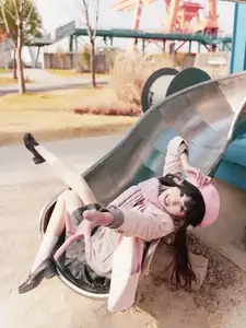 Explore Tun Shu Mei Vol.8548: The girl with a pink beret and enchanting fashion style on railway tracks-8