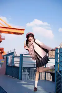 Explore Tun Shu Mei Vol.8548: The girl with a pink beret and enchanting fashion style on railway tracks-41