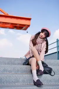 Explore Tun Shu Mei Vol.8548: The girl with a pink beret and enchanting fashion style on railway tracks-35