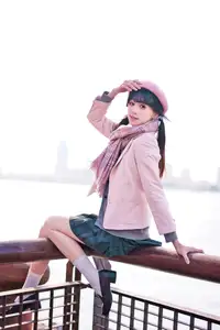 Explore Tun Shu Mei Vol.8548: The girl with a pink beret and enchanting fashion style on railway tracks-26