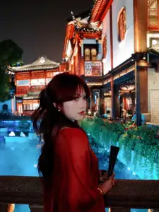 Hot girl Bao Han Helia's Dazzling China Trip: Captivating Photos Amidst Ancient Night Scenery-2