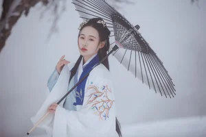 Elegant Winter Portrait Photography: Shiba Yue in YiTuYu Art Language Vol.9112 – Serene Snow Scenes and Artistic Fashion Aesthetics-5