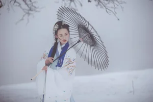 Elegant Winter Portrait Photography: Shiba Yue in YiTuYu Art Language Vol.9112 – Serene Snow Scenes and Artistic Fashion Aesthetics-4