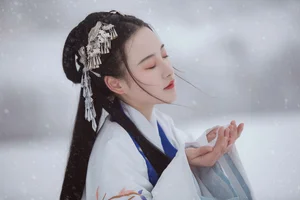 Elegant Winter Portrait Photography: Shiba Yue in YiTuYu Art Language Vol.9112 – Serene Snow Scenes and Artistic Fashion Aesthetics-10