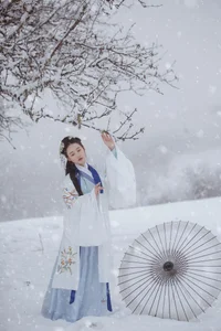Elegant Winter Portrait Photography: Shiba Yue in YiTuYu Art Language Vol.9112 – Serene Snow Scenes and Artistic Fashion Aesthetics-14