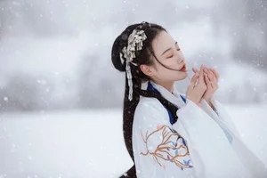 Elegant Winter Portrait Photography: Shiba Yue in YiTuYu Art Language Vol.9112 – Serene Snow Scenes and Artistic Fashion Aesthetics-3