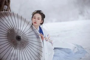 Elegant Winter Portrait Photography: Shiba Yue in YiTuYu Art Language Vol.9112 – Serene Snow Scenes and Artistic Fashion Aesthetics-12