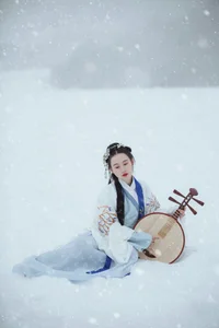 Elegant Winter Portrait Photography: Shiba Yue in YiTuYu Art Language Vol.9112 – Serene Snow Scenes and Artistic Fashion Aesthetics-6