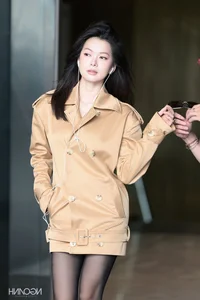 Do Yen Dan Radiates Sophistication in a Stunning Purple Silk Gown-2