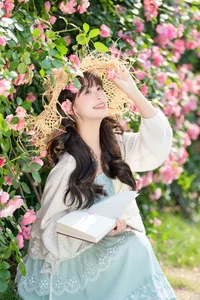 Sunkissed Serenity: Xia Yu Xiao Nian’s Artistic Summer Escape-0