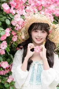 Sunkissed Serenity: Xia Yu Xiao Nian’s Artistic Summer Escape-14