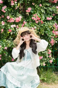 Sunkissed Serenity: Xia Yu Xiao Nian’s Artistic Summer Escape-1